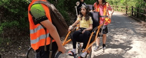 Visita a un parc natural per a una nena amb cadira de rodes