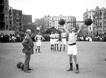 Competició d'aixecament de pesos o halterofília a Barcelona, ca. 1912. AGDB. Fons i autoria: Frederic Juandó Alegret.