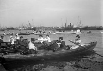 Copa Nadal. Regata d’equips femenins del Real Club Barcelona, 1911. AGDB. Fons i autoria: Frederic Juandó Alegret.