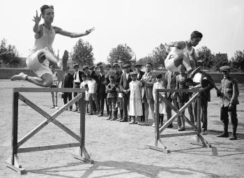 Els atletes Teodoro (Diodoro) Pons i Jaume Nin participant a la cursa de tanques als Campionats de Catalunya, organitzats per la Real Federación Atlética Catalana, 1918. AGDB. Fons i autoria: Frederic Juandó Alegret.