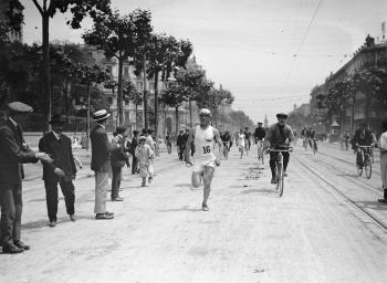 Cursa atlètica a Barcelona passant per la Gran Via de les Corts Catalanes, a l'alçada de la plaça Universitat, ca. 1920.AGDB. Fons i autoria: Frederic Juandó Alegret