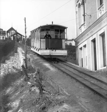 Funicular del Tibidabo, a Barcelona, amb l'estació del parc al fons, c. 1905 i 1910. AGDB. Fons i autoria: Frederic Juandó Alegret.