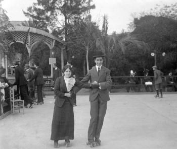 La senyoreta Triadó i un amic, patinant al Turó Park de Barcelona, ca. 1912. AGDB. Fons i autoria: Antoni Gallardo i Garriga.