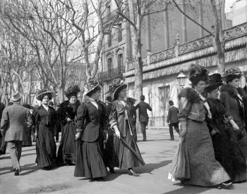 Les senyoretes Rius passejant al passeig de Gràcia, c. 1910. AGDB. Fons i autoria: Antoni Gallardo i Garriga.