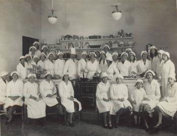 Classe de cuina a l’Escola Professional per a la Dona, c. 1930. AGDB. Fons: Escola de la Dona. Autoria: Sagarra i Torrents.