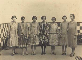 Grup d’alumnes i professores al pati de l’Escola Professional per a la Dona, a la seu del carrer Elisabets, juliol de 1926. AGDB. Fons: Escola de la Dona. Autoria: desconeguda.