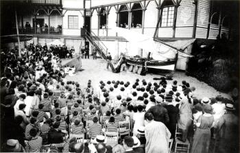 Alumnes de l’Escola Catalana d’Art Dramàtic representant «L’Avi», a l’Escola del Mar, 1934. AGDB. Fons: Diputació de Barcelona. Autoria: desconeguda