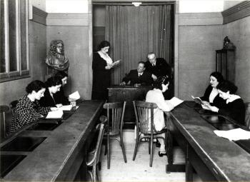 Classe de l’antiga Escola d’Art Dramàtic, avui Institut del Teatre, 1936. AGDB. Fons: Diputació de Barcelona. Autoria: desconeguda.