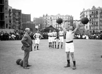 Aixecament de pes a la Festa del Gimnasio Vila celebrat al camp del Català Sport Club, 1912. Fons i autoria: Frederic Juandó Alegret. (CAT AGDB R. 54894)