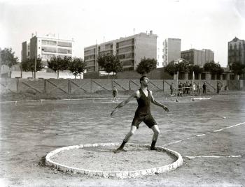 Llançament de disc, c. 1910-1920. Fons i autoria: Frederic Juandó Alegret. (CAT AGDB R. 54937)