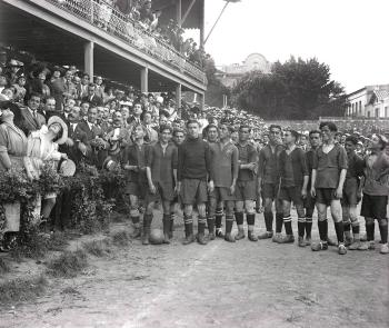 Partit de futbol al camp del FC Barcelona del carrer Indústria, 1918. Fons i autoria: Frederic Juandó Alegret. (CAT AGDB R. 54855)