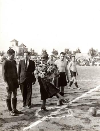 Maria Macià, filla del president Francesc Macià fa el servei d’honor al partit de futbol entre el Reus i el FC Barcelona, 1932. Autoria desconeguda. Fons: Diputació de Barcelona. (CAT AGDB R.9142)