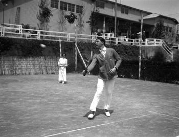 Partit de tennis de parelles mixtes al Real-Lawn Club del Turó, c. 1915. Fons i autoria: Frederic Juandó Alegret. (CAT AGDB R. 55281)