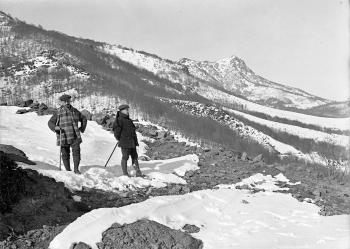 Excursionistes al Montseny, amb el pic de les Agudes el fons, c. 1915. Fons i autoria: Frederic Juandó Alegret. (CAT AGDB R. 53869)