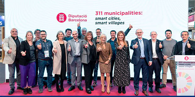 Alcaldes, diputats i regidors a l'estand de la Diputació de Barcelona