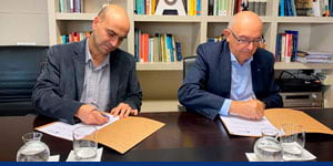Marc Verdaguer i Miguel Ángel Gimeno signant el conveni