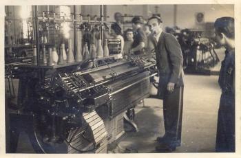 El professor Jordi Palomer Pons, fent anar una tricotosa. 1943. Professor de 1940 a 1986