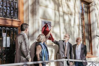 Josep Monràs i Blanca Arbell en el moment de la descoberta de la placa commemorativa del centenari