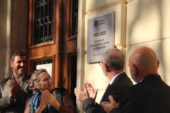 Observació atenta dels quatre representants institucionals un cop s’ha descobert la placa