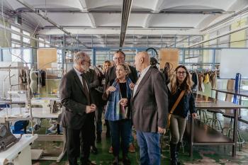 Miquel Soler fa una visita guiada als laboratoris de la Nau Floris acompanyat del diputat president, l’alcaldessa i regidors del consistori