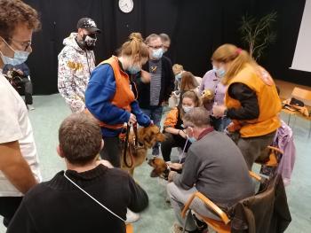 Lectures amb acompanyament de gossos ensinistrats a la Biblioteca de Tordera