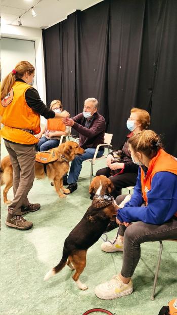 Lectures amb acompanyament de gossos ensinistrats a la Biblioteca de Tordera