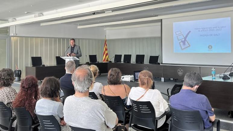 El diputat de Salut Pública i Consum de la Diputació de Barcelona, Jesús Naharro, presentant els resultats de l'Enquesta d'Hàbits de Salut dels alumnes de 4t d'ESO a Premià de Dalt. Foto: Ajuntament de Premià de Dalt