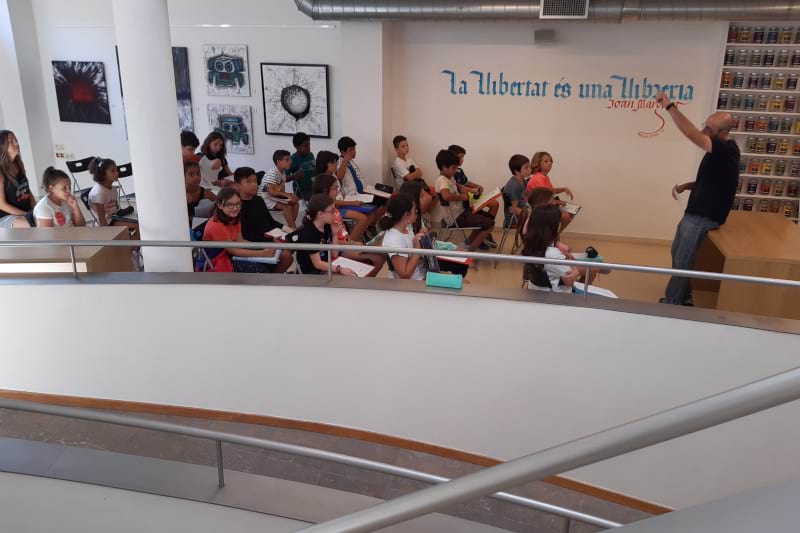 Visita de l’Escola Municipal Salvador Llobet de Granollers a la Llibreria La Gralla