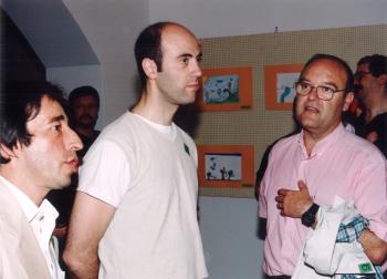 Fotografia de l’Estudi Foto Buch on apareixen Tomàs Molina acompanyat a la dreta per Joaquim Margarit, de la Comissió de Medi Ambient, i per Joaquim Fenoy, Regidor de Medi Ambient de l'Ajuntament de Gelida a l’esquerra, 1998, Gelida. Arxiu Municipal de Gelida.