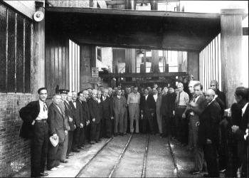 Visita del president de la Generalitat de Catalunya, Lluís Companys, a la mina de Sallent, 1934. Fons fotogràfic L’Abans. Arxiu Municipal de Sallent.
