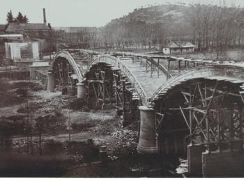 Construcció del pont dels Anglesos a Borgonyà, 1954. Autor: Roqué Cabrera. Arxiu Municipal de Sant Vicenç de Torelló.