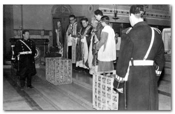 Benedicció dels panets de Sant Nicasi a l’església parroquial de Sant Pere. Any 1963. Autor: Jordi Vaghi. AMG.