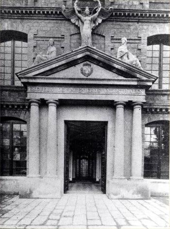 Porta de l'Escola d'Enginyers amb tres escultures avui desaparegudes. AGDB. Fons: Diputació Barcelona. Autoria: desconeguda. Porta d’entrada de l'Escola d'Enginyers Industrials, 1926