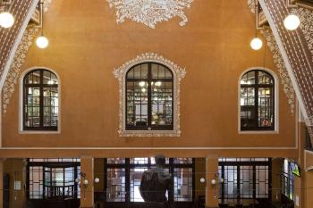 Detall de l’esgrafiat del vestíbul i finestra de la biblioteca. Diputació de Barcelona. Subdirecció d’Imatge Corporativa i Promoció Institucional. Eva Guillamet, 2018