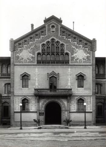 Façana de la Residència. AGDB. Fons: Diputació de Barcelona. Autoria: desconeguda. Col·legi Major Ramon Llull, 1953.
