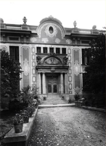 Entrada principal del Pavelló Rosa de la Casa de Maternitat, c. 1925-1930. Autoria: Photo Studio Mas. Fons: Diputació de Barcelona. (CAT AGDB R.15051).