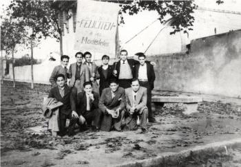 Festa de Santa Llúcia. Asseguts, d'esquerra a dreta: Figueres, Albertí, Sancho i Alsina. Dempeus, d'esquerra a dreta: Jordi Palomer (professor de l’Escola de 1940 a 1986 i director de 1980 a 1986), Paradeda, Framis, Julià i Soler, 13 de desembre de 1932. Autoria desconeguda. Fons: Diputació de Barcelona (CAT AGDB R. 2741)