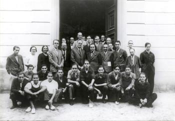 Visita de Ventura Gassol (setè per l’esquerra) conseller de Cultura, a l’Escola de Teixits de Punt amb professors i alumnes, entre ells el director, Paul-Émile Muller, quart per l’esquerra, gener de 1933. Autoria desconeguda. Fons: Diputació de Barcelona. (CAT AGDB R.2561)
