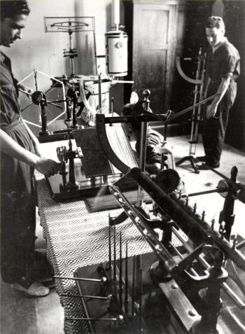 Laboratori tèxtil d’assajos físics, c. 1933. Autoria desconeguda. Fons: Diputació de Barcelona (CAT AGDB R. 2733)