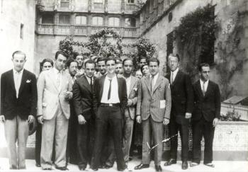 Visita dels alumnes i del director de l’Escola de Teixits de Punt al Palau de la Generalitat, c.1933. Autoria desconeguda. Fons: Diputació de Barcelona (CAT AGDB R. 2755)