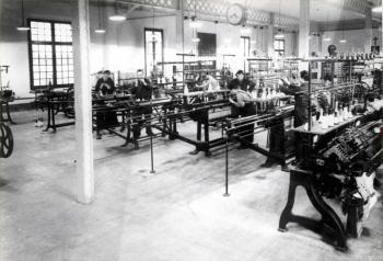 Secció de màquines tricotoses de l’Escola de Teixits de Punt, c.1940. Autoria desconeguda. Fons: Diputació de Barcelona. (CAT AGDB R.2690)