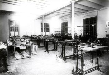 Sala de màquines de l’Escola de Teixits de Punt, c.1940. Autoria desconeguda. Fons: Diputació de Barcelona. (CAT AGDB R.2707)