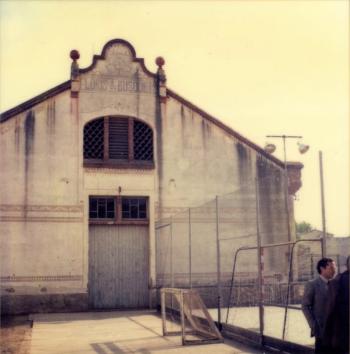 Façana de l’antiga fàbrica Floris i Busquets, c. 1975. Autoria desconeguda. Fons: Diputació de Barcelona. (CAT AGDB 22234)