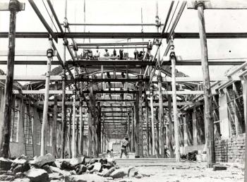 Construcció de la nau de la fàbrica Floris i Busquets de Canet de Mar, c. 1914-1916. Autoria desconeguda. Fons: Diputació de Barcelona (CAT AGDB R. 2718)