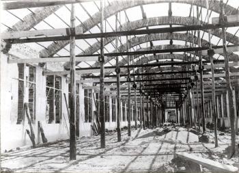 Construcció de la nau de la fàbrica Floris i Busquets de Canet de Mar, c. 1914-1916. Autoria desconeguda. Fons: Diputació de Barcelona (CAT AGDB R. 2726)