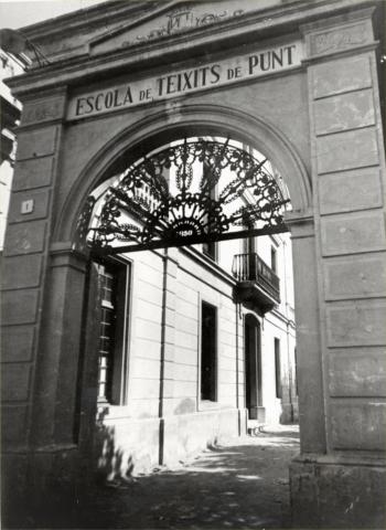 Porta d’entrada de l’Escola de Teixits de Punt, c.1931. Autoria desconeguda. Fons: Diputació de Barcelona. (CAT AGDB R.2729)