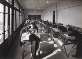 Aula de dibuix i croquis de l’Escola de Teixits, c.1940. Autoria desconeguda. Fons: Diputació de Barcelona. (CAT AGDB R.11145)