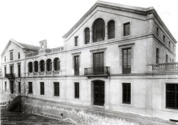 Façana de l'Escola de Teixits de Punt de Canet de Mar, c. 1935. Autoria desconeguda. Fons: Diputació de Barcelona. (CAT AGDB R.2710)