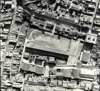 Vista aèria de l’Escola d’Enginyeria Tècnica en Teixits de Punt, c. 1970. Autoria desconeguda. Fons: Diputació de Barcelona. (CAT AGDB R.22239)